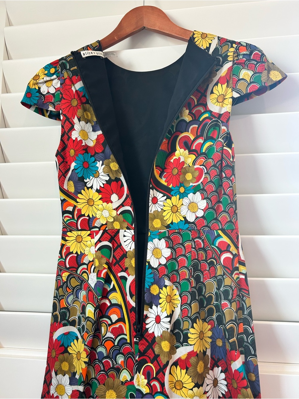 Alice + Olivia Kirby Ruffle Dress in the Floral Melody Size 0 - Picture 9 of 12
